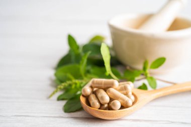 Alternatif tıp bitkisel organik kapsül ilacı şifalı bitkiler sağlıklı yaşam için doğal takviyeler sunar..