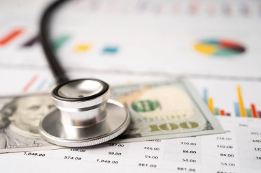 Çizelgeler ve grafikler üzerindeki steteskop kağıt, Finans, Hesap, İstatistik, Yatırım, Analitik araştırma veri ekonomisi ve İş dünyası kavramı.