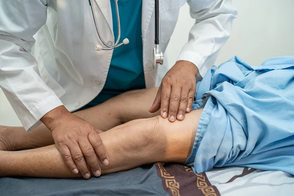 Medico Asiatico Fisioterapista Esame Massaggio Trattamento Ginocchio Gamba Del Paziente — Foto Stock