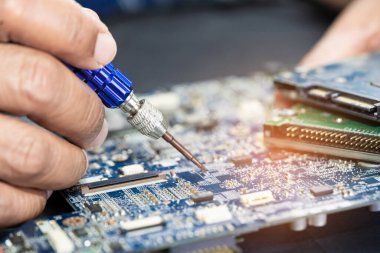 Levye kullanarak baskılı PCB 'nin içinde tamirat yapan teknisyen. Bütünleşik devre. Veri, donanım, teknisyen ve teknoloji kavramı.