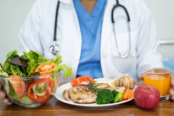 Médico Nutricionista Com Vários Vegetais Frescos Saudáveis Para Paciente — Fotografia de Stock