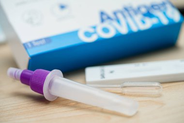 Evde Covid-19 koronavirüs kullanımı için tükürük Antijen Test Kiti.