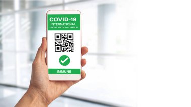 Sayısal sağlık covid-19 pasaport ekran QR kodu uluslararası çalışma, seyahat ve ulaşım aşısı sertifikası.