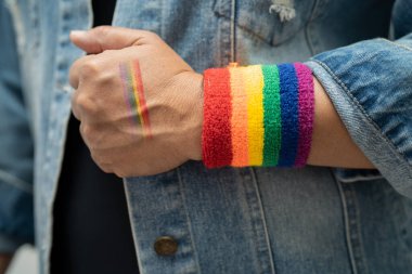 Gökkuşağı bilekliği takan Asyalı kadın, LGBT onur ayının sembolü Haziran sosyal ortamında gey, lezbiyen, biseksüel, transseksüel, insan hakları.