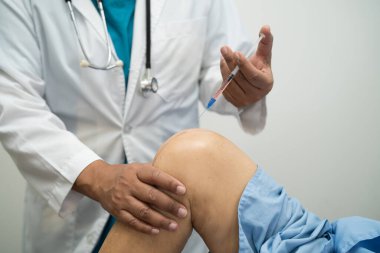 Asyalı doktor, Hyaluronic asit trombosit enjekte ederek yaşlı kadının dizine zengin plazma enjekte etti..
