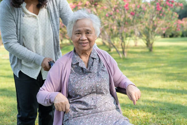 Opiekun Pomocy Opieki Azjatycki Senior Lub Starsza Pani Pacjentka Siedzi — Zdjęcie stockowe