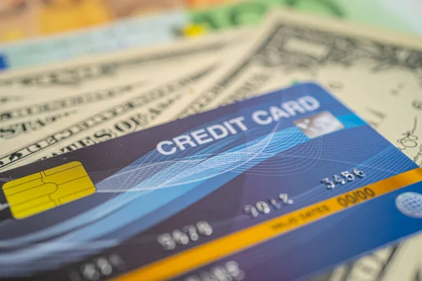 Amerikan doları banknotlarındaki kredi kartı. Finans geliştirme, Bankacılık Hesabı, İstatistik, Yatırım Analitik Araştırma Veri Ekonomisi, Borsa Ticareti, Ticaret Şirketi Konsepti.