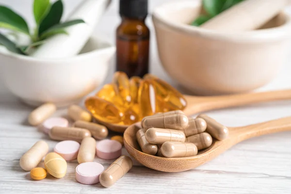 Obat Alternatif Obat Herbal Obat Kapsul Organik Dengan Daun Herbal — Stok Foto