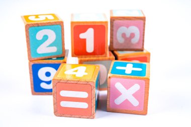 Beyaz arka planda renkli matematik sayısı, eğitim eğitimi matematik öğrenimi öğretim kavramı.