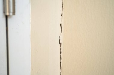 Ev yapısındaki genişleme eklemlerinde oluşan çimento duvarının yerleşim çatlakları.