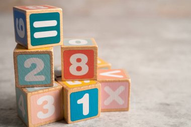 Beyaz arka planda renkli matematik sayısı, eğitim eğitimi matematik öğrenimi öğretim kavramı.