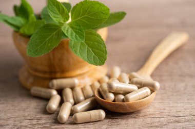 Alternatif ilaç bitkisel organik kapsül E omega 3 vitamini balık yağı, mineral, bitki yapraklı ilaç sağlıklı yaşam için doğal destek.