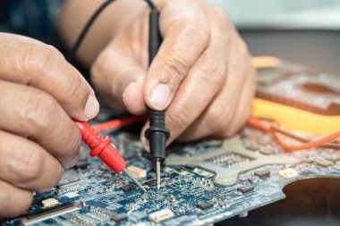 Teknisyen cep telefonunun içinde tamir yapıyor. Bütünleşik devre. veri kavramı, donanım, teknoloji.