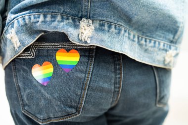 Gökkuşağı kalpli Asyalı kadın, LGBT 'nin gurur ayının sembolü Haziran ayının geleneksel gay, lezbiyen, biseksüel, transseksüel, insan haklarını kutluyor.