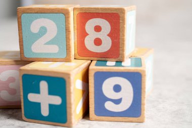 Beyaz arka planda renkli matematik sayısı, eğitim eğitimi matematik öğrenimi öğretim kavramı.