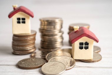 Yığınla madeni para, ipotekli ev kredisi konsepti.