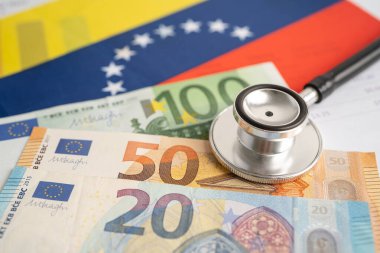 Venezuela bayrak geçmişi, iş ve finans konsepti ile ilgili Euro banknotları ile siyah steteskop.