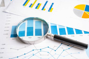 Grafik kağıdındaki büyüteç. Finansal kalkınma, Bankacılık Hesabı, İstatistik, Yatırım Analitik Araştırma Veri Ekonomisi, Borsa Ticareti, İşletme Bürosu toplantısı Konsepti.