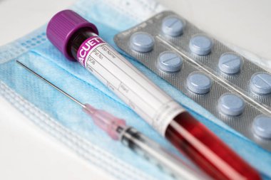 İlaç kapsülü su toplamış ve kan testi tüpü numunesi, eczanede ilaç..