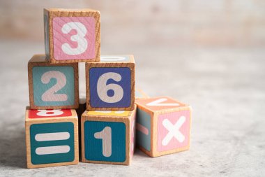 Beyaz arka planda renkli matematik sayısı, eğitim eğitimi matematik öğrenimi öğretim kavramı.