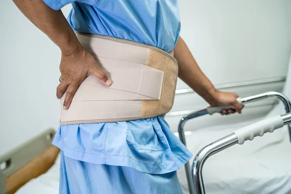Asiática Señora Paciente Usando Espalda Dolor Soporte Cinturón Para Ortopédica — Foto de Stock