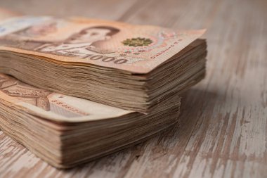 Tahta arka planda Tayland baht banknotları yığını, iş tasarrufu finans yatırım kavramı.