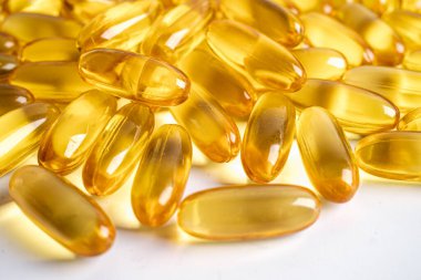 Beyaz zemin üzerinde EPA ve DHA izole edilmiş balık yağı Omega 3 kapsülleri vitamin.