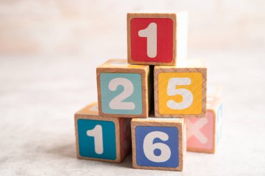 Beyaz arka planda renkli matematik sayısı, eğitim eğitimi matematik öğrenimi öğretim kavramı.