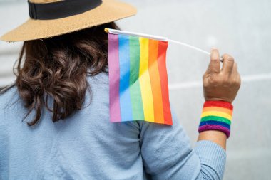 Gökkuşağı kalpli Asyalı kadın, LGBT 'nin gurur ayının sembolü Haziran ayının geleneksel gay, lezbiyen, biseksüel, transseksüel, insan haklarını kutluyor.