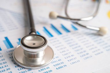 Çizelgeler ve grafikler üzerindeki steteskop kağıt, Finans, Hesap, İstatistik, Yatırım, Analitik araştırma veri ekonomisi ve İş dünyası kavramı.