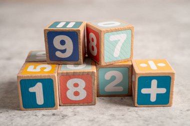 Beyaz arka planda renkli matematik sayısı, eğitim eğitimi matematik öğrenimi öğretim kavramı.