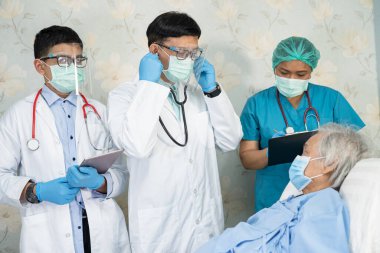 Asyalı doktor ekibi yaşlı yaşlı bayan hastada hastalık olup olmadığını kontrol edin. Enfeksiyonu tedavi etmek için yeni bir motivasyon var mı? Covid-19 Coronavirus..