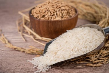 Tahta kasede yasemin beyaz pirinç ve tarım çiftliğinden gelen altın taneleri..