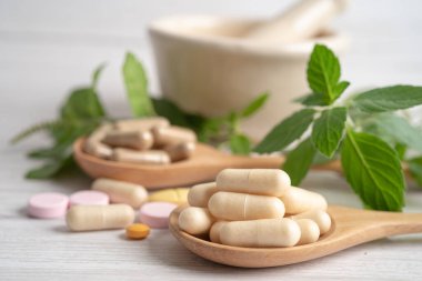 Alternatif tıp bitkisel organik kapsül ilacı şifalı bitkiler sağlıklı yaşam için doğal takviyeler sunar..