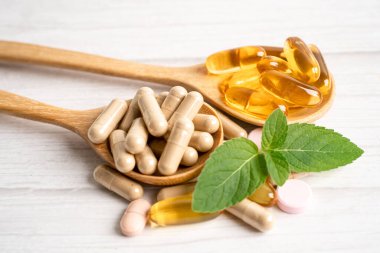 Alternatif ilaç bitkisel organik kapsül E omega 3 vitamini balık yağı, mineral, bitki yapraklı ilaç sağlıklı yaşam için doğal destek.