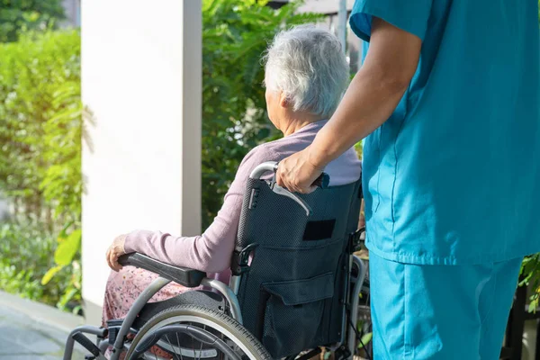 Gondozó Segítséget Ellátást Ázsiai Idős Vagy Idős Hölgy Beteg Tolószékben — Stock Fotó