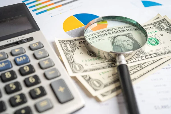 Grafik kağıdındaki büyüteç. Finansal kalkınma, Bankacılık Hesabı, İstatistik, Yatırım Analitik Araştırma Veri Ekonomisi, Borsa Ticareti, İşletme Bürosu toplantısı Konsepti.