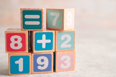 Beyaz arka planda renkli matematik sayısı, eğitim eğitimi matematik öğrenimi öğretim kavramı.