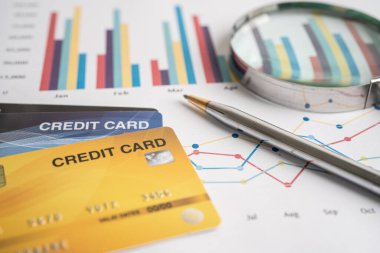 Grafik ve çizelgede kredi kartı var. Finans geliştirme, Bankacılık Hesabı, İstatistik, Yatırım Analitik Araştırma Veri Ekonomisi, Borsa Ticareti, Ticaret Şirketi Konsepti.