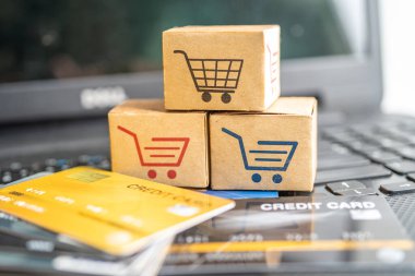 Bilgisayarda kredi kartıyla online alışveriş yapmak. Finans ticareti ihracat iş konsepti.