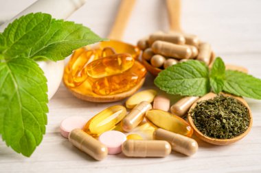 Alternatif ilaç bitkisel organik kapsül E omega 3 vitamini balık yağı, mineral, bitki yapraklı ilaç sağlıklı yaşam için doğal destek.