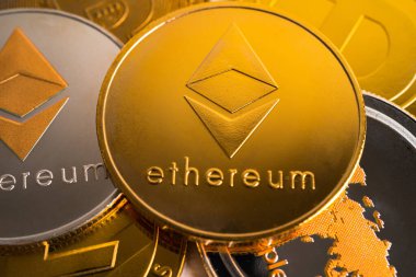 Altın ethereum veya dünya çapında elektronik döviz, sanal para, engelleme zinciri, şifreli para birimi çevrimiçi kavramı.