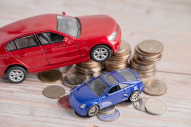 Bir araba dolusu bozuk para. Araba kredisi, Finans, tasarruf, sigorta ve kiralama zaman kavramları.