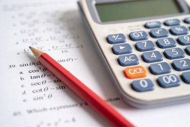 Eğitim okulunda matematik formülü sınav kağıdı üzerine kalem..