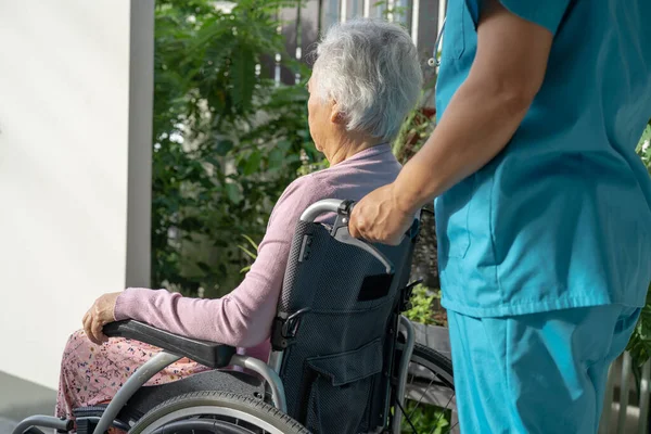 Assistenza Assistenza Anziani Asiatici Anziani Paziente Donna Anziana Seduta Sulla — Foto Stock