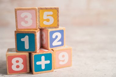 Beyaz arka planda renkli matematik sayısı, eğitim eğitimi matematik öğrenimi öğretim kavramı.