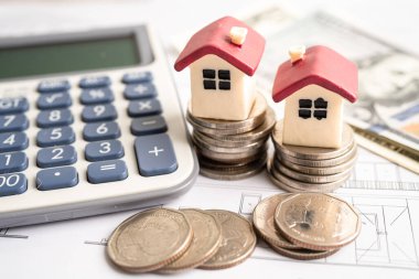 Yığınla madeni para ve Amerikan dolarına ev, ipotekli ev kredisi konsepti..