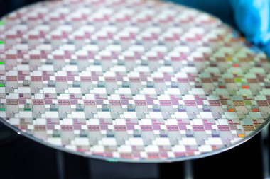 Tümleşik devre yarı iletken üretimi için silikon gofret.