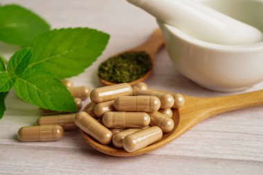 Alternatif ilaç bitkisel organik kapsül E omega 3 vitamini balık yağı, mineral, bitki yapraklı ilaç sağlıklı yaşam için doğal destek.