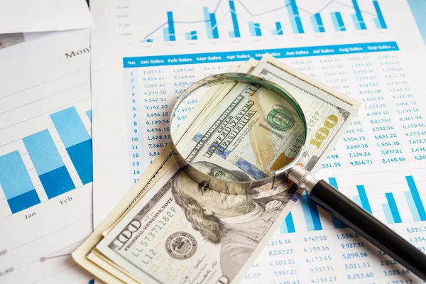 Büyüteç ve Amerikan doları banknotları arka plan, Bankacılık Hesabı, Yatırım Analitik Araştırma Veri Ekonomisi, Ticaret, İş dünyası konsepti.   